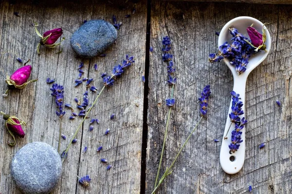 Lavanda Seca Flores Rosa Silvestre Cuchara Cerámica Piedras Sobre Fondo — Foto de Stock