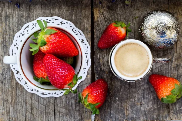 Verse Biologische Aardbeien Traditionele Turkse Koffie Houten Achtergrond — Stockfoto