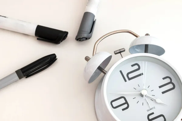 Relógio Alarme Branco Fundo Branco Com Material Escolar Foto Com — Fotografia de Stock