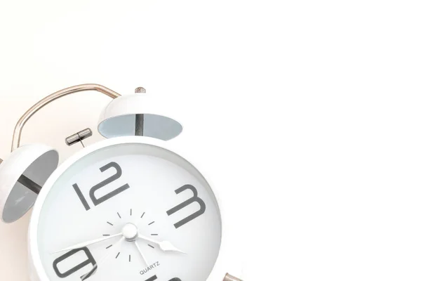 Relógio Alarme Branco Fundo Branco Foto Com Espaço Cópia — Fotografia de Stock