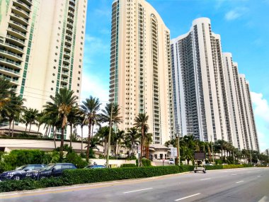 Miami mi? 22 Temmuz 2019: Miami Plajı 'nda binalar ve palmiyelerle yol.