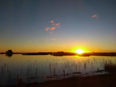 Yazın bir gölde gün batımı. İnsansız fotoğraf..