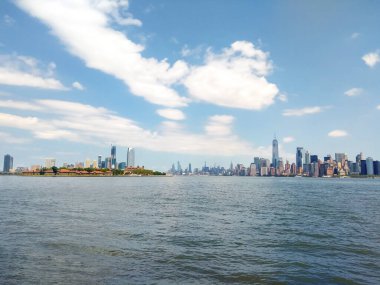 - New York. 1 Ağustos 2019, Manhattan Binaları 'nın manzarası. Nehrin manzarası. Fotoğraf güneşli bir yaz gününde çekildi..