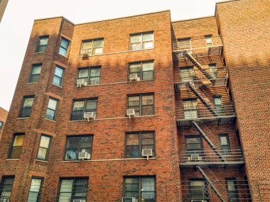New York 'ta tipik acil çıkış merdivenleri olan bir bina.