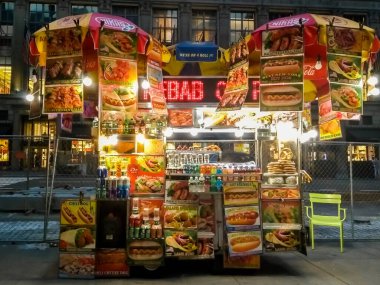 Manhattan, New York. 28 Temmuz 2019, sokak yemekleri. Fast food arabası gece New York 'ta sosisli sandviç ve diğer atıştırmalıklar satıyor.