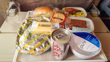 Auckland, Yeni Zelanda. 3 Nisan 2017: Yeni Zelanda Havayolları Ekonomi Sınıfı 'nda yemek