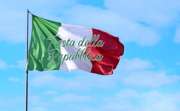青い空を飛ぶイタリア国旗 イタリア語はテキストで飛ぶ フェスタ デッラ レプリカ 写真はイタリアの国民の祝日に関連しています 本物の旗だ コピースペース付きの写真 — ストック写真