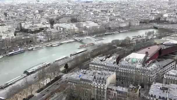 巴黎的全景 塞纳景观 巴黎的建筑物和交通 冬季多云的一天 Debilly跑道第七区和第十六区之间的联合 巴黎市中心 — 图库视频影像