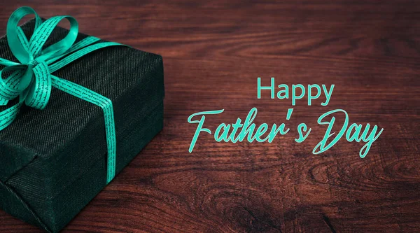 Holzfläche Mit Einem Geschenk Und Dem Text Happy Vatertag Grußkarte — Stockfoto