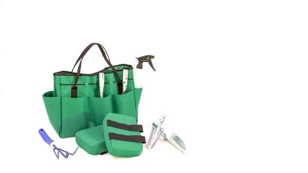 隔離された緑のハンドバッグ ポケット付きグリーンバッグマルチ目的 道具付きの園芸用の緑の袋 コピースペース 白い背景に緑のハンドバッグ ファッショナブルなバッグ 緑のバッグ 園芸用のもの — ストック写真