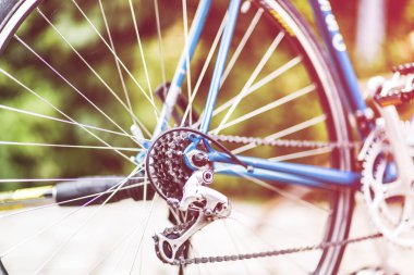 Bisiklet tekerleği. Motosikletin bir parçasının fotoğrafını çek. Bisiklet günüyle ilgili bir fotoğraf. 3 Haziran. Dünya bisiklet günü. Görünmez insanların olduğu bir fotoğraf. Mavi tekerlek.