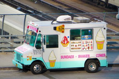 Manhattan, New York. 29 Temmuz 2019. Renkli dondurma kamyonu arabasının editör fotoğrafı..