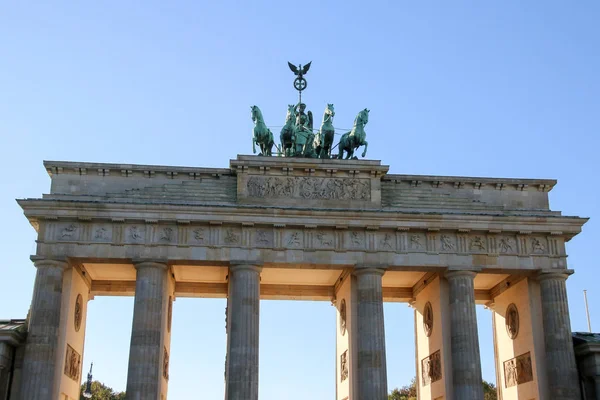 Das brandenburger tor in berlin bei aufgang deutschland — Stockfoto