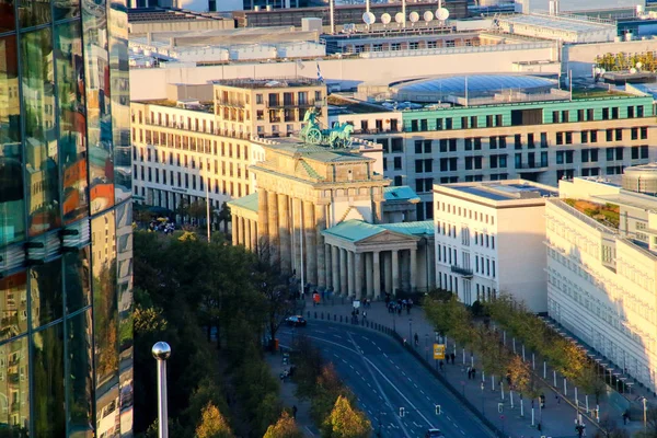 La Porta di Brandeburgo a Berlino all'alba Germania — Foto Stock