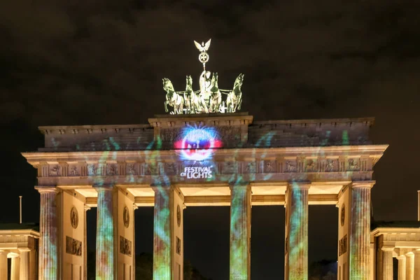 Das brandenburger tor in berlin bei deutschland — Stockfoto