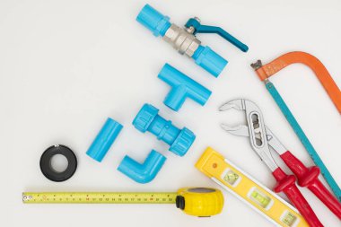 Boru işi araçları beyaz arkaplana ayarlandı. Teknik araç kullanma kavramı.