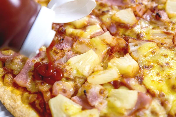 Ananas ve hamburgerli dilimlenmiş Hawaii pizzası. Fast food konsepti..