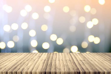 Boş perspektif kahverengi tahta tahta, LED lamba dekorasyon arka planından gelen soyut ve güzel ısıtıcı bokeh ışığıyla sergi rafını taklit eder..