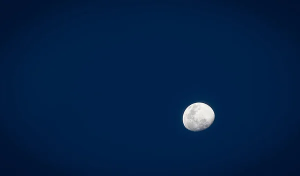 深蓝色的天空和白天的月亮 — 图库照片
