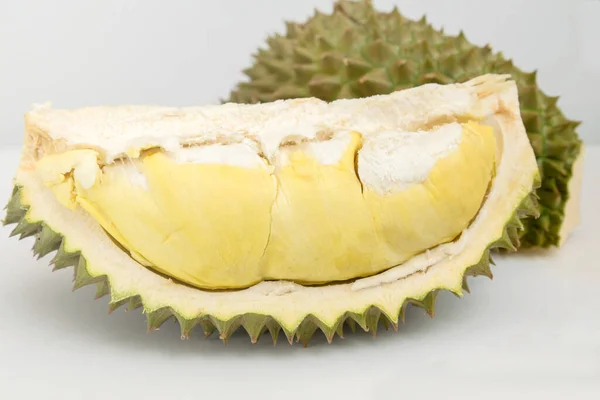İzole olmuş Durian meyveleri beyaz arka planda olgunlaşmış, güneydoğu Asya Tayland 'ın meyvelerinin kralı güçlü kokulu meyveler..