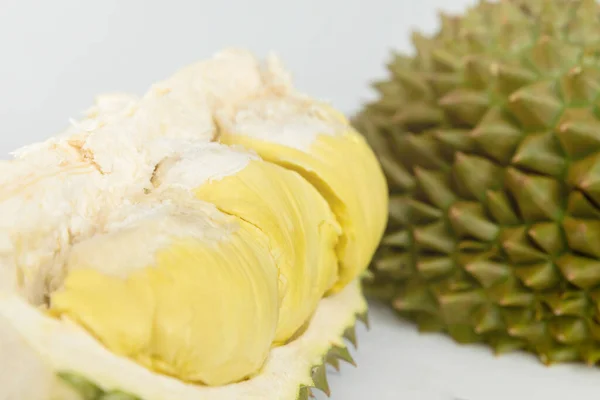 İzole olmuş Durian meyveleri beyaz arka planda olgunlaşmış, güneydoğu Asya Tayland 'ın meyvelerinin kralı güçlü kokulu meyveler..