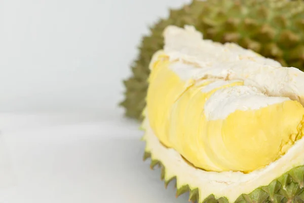 İzole olmuş Durian meyveleri beyaz arka planda olgunlaşmış, güneydoğu Asya Tayland 'ın meyvelerinin kralı güçlü kokulu meyveler..