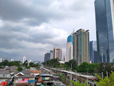 Jakarta - 3 Nisan 2020: Ofis binasının atmosferi ve görünür sakinlerin evleri