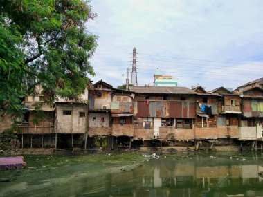 Roxy, Jakarta, Endonezya - 6 Nisan 2020: - gecekondu mahallelerinin köşesinde ikamet