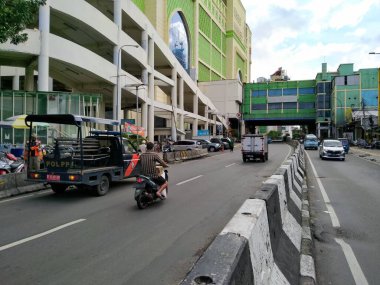 Tanah abang, Jakarta, Endonezya _ 8 Nisan 2020: Tanah Abang pazarının atmosferi
