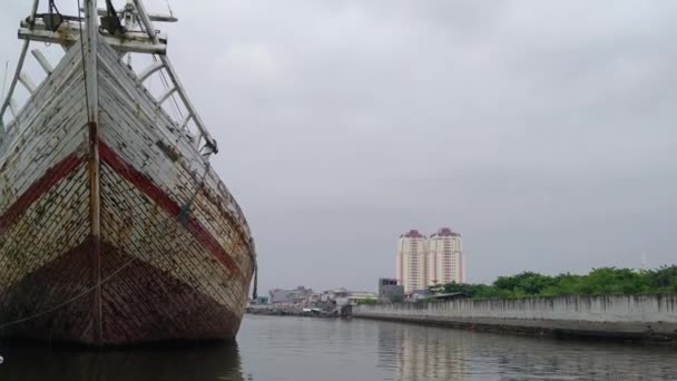 Sunda Kelapa Jakarta Indonézia 2020 Február Egy Kis Kék Hajó — Stock videók