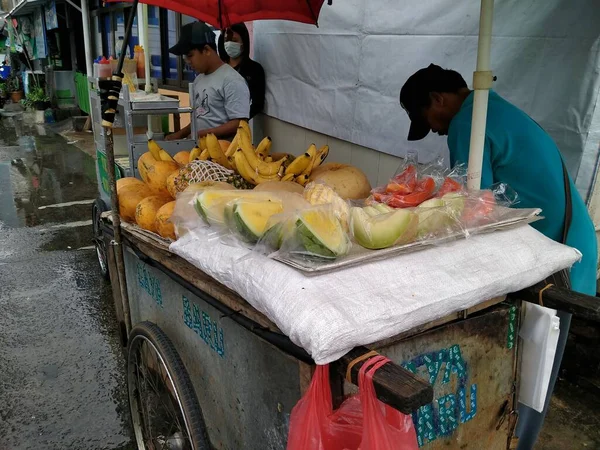 Wtc Jakarta Indonesia 2020年4月9日 道端で果物を販売 — ストック写真