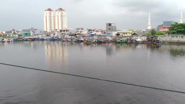 Pelabuhan Sunda Kelapa Atmosfer Pekerja Yang Mengangkut Barang Dari Truk — Stok Video