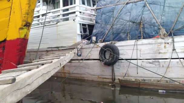 Pelabuhan Sunda Kelapa Atmosfer Pekerja Yang Mengangkut Barang Dari Truk — Stok Video