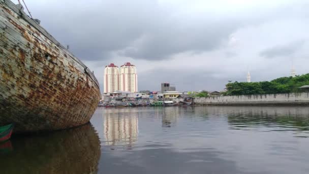 Jakarta Sunda Kelapa Kikötő Atmoszférája Árukat Szállító Munkavállalók Atmoszférája Teherautókról — Stock videók