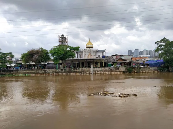 Джакарта Января 2020 Года Издалека Видна Мечеть Находящаяся Краю Реки — стоковое фото