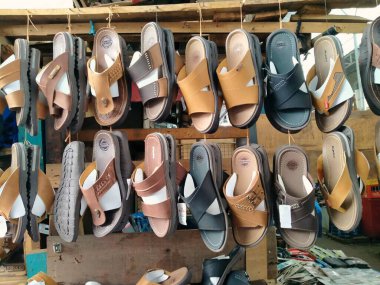 Pasar senen, Jakarta, Endonezya - Maret 1, 2020: Sandaletler tahtada sergilenmektedir. geleneksel pazarlarda