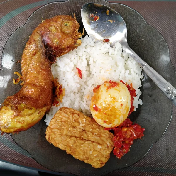 Індонезійська Кухня Пряним Яєчним Білим Рисом Темпехом Смаженою Головою Курки — стокове фото