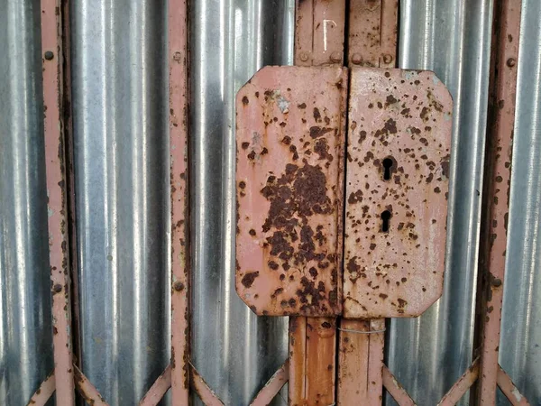 Κλειδωμένο Φράχτη Του Οποίου Κατάσταση Είναι Σκουριασμένη — Φωτογραφία Αρχείου