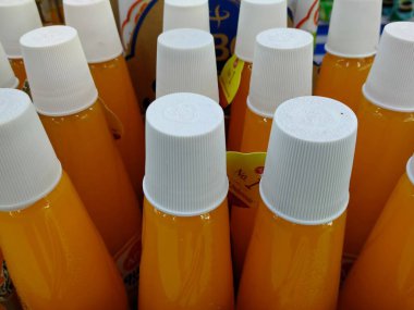 Tambora, Jakarta, Endonezya - 16 Nisan 2020: Markette satılan şurup. Kutsal Ramazan ayını selamlıyoruz. 