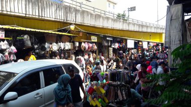 Pasar pagi, Jakarta, Endonezya - 08 Temmuz 2018: Satıcılar ve alıcılar için canlı bir pazar ortamı