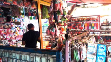 Pasar pagi, Jakarta, Endonezya - 08 Temmuz 2018: Satıcılar ve alıcılar için canlı bir pazar ortamı