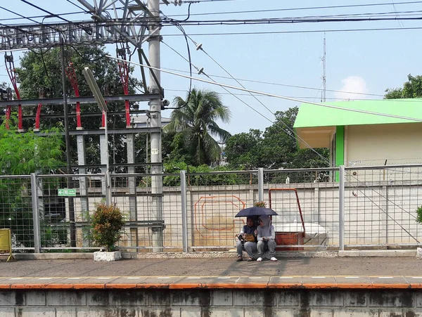 Stasiun Duri Jacarta Indonésia Julho 2016 Duas Mulheres Estavam Sentadas — Fotografia de Stock