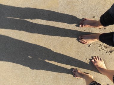 Sawarna Beach, Banten, Endonezya - 8 Temmuz 2016: Sahilde oynayan evli bir çift