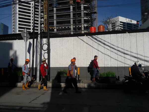 苏迪曼 印度尼西亚雅加达 2016年7月21日 即将开始工作的建筑工人在高速公路上经过 — 图库照片