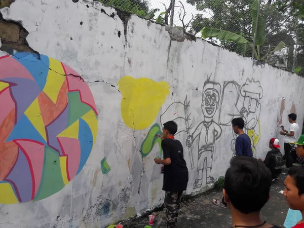 Jakarta Indonesië Augustus 2016 Schoolgaande Tieners Die Muurschilderingen Tekenen Met — Stockfoto