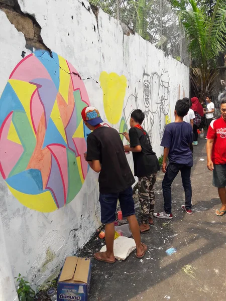 Jakarta Indonesië Augustus 2016 Schoolgaande Tieners Die Muurschilderingen Tekenen Met — Stockfoto