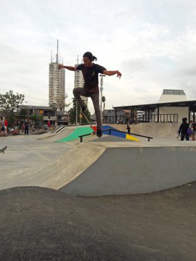 Kali Jodo, Jakarta, Endonezya - 30 Ocak 2017: Öğleden sonra kaykay parkında kaykay oynayan gençler