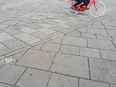 Turistik yerleri ziyaret edenler eski bisikletlere biniyor