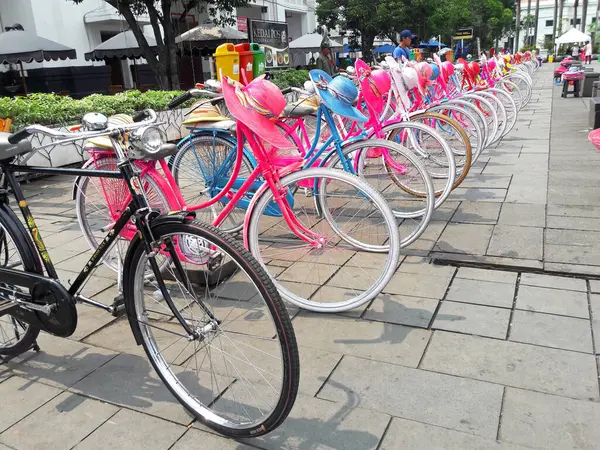コタトゥア ジャカルタ インドネシア 2016年6月26日 観光地で借りているアンティーク自転車のコレクション — ストック写真