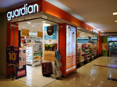 WTC II, Sudirman, Jakarta, Endonezya - 28 Nisan 2020: Virüs salgını sırasında ofis alanlarında uyuşturucu satan minimal pazarlar